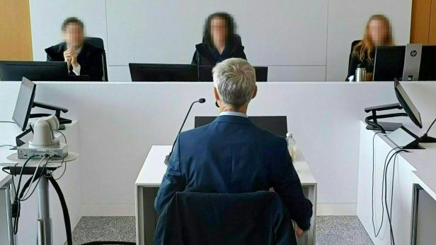 Der Angeklagte, anlässlich eines Prozesses gegen einen ehemaligen SOS-Kinderdorf-Mitarbeiter wegen Missbrauchsvorwürfen, aufgenommen am Mittwoch, 13. Mai 2026 in Salzburg. 
