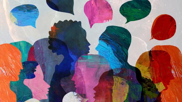 Mehrere bunte Silhouetten von Menschen stehen zusammen und unterhalten sich mit Sprechblasen.