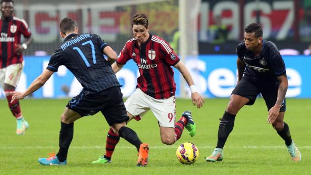 Fernando Torres (AC Mailand) im Duell mit Kuzmanović und Dodô (Inter Mailand) während eines Fußballspiels.