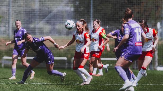Austria Wien gegen Red Bull Salzburg Spielerinnen am Feld