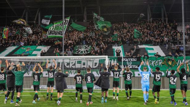 Die Spieler des FC Wacker feiern den Einzug ins Finale des Tiroler Kerschdorfer-Cups