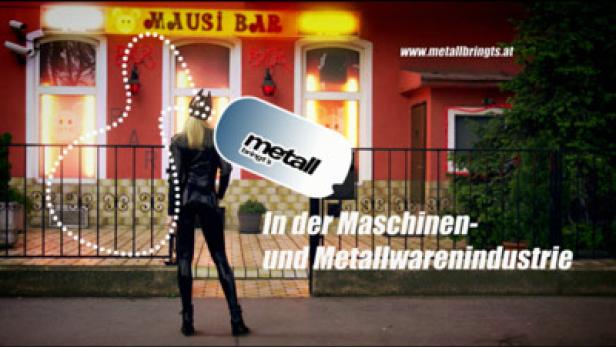 Eine Frau im Katzenkostüm steht vor einer Bar namens „Mausi Bar“.