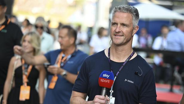 Ein Mann mit Sky Sport Mikrofon steht vor einer Menschenmenge.