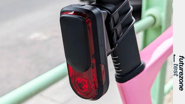 Fahrrad-Rücklicht von Garmin an einer schwarzen Sattelstütze montiert.