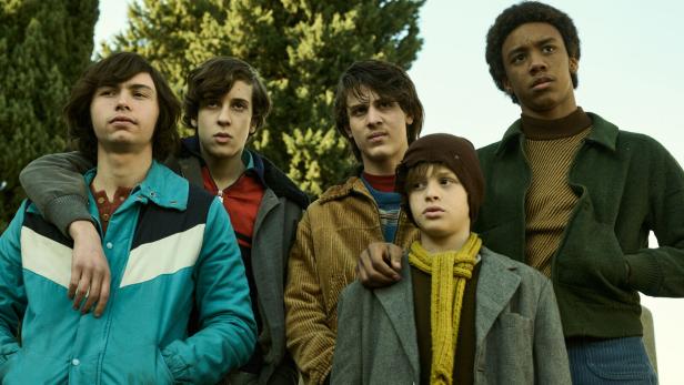 "Gomorrha"-Prequel: Fünf junge Männer in Kleidung der 1970er Jahre stehen vor Bäumen.