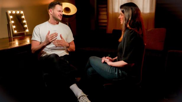 Paul Pizzera spricht in einem Interview über die Herausforderungen und Belastungen im Musikbusiness.