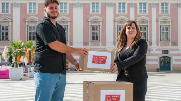 Eine Frau und ein Mann vor dem Rathaus in St. Pölten