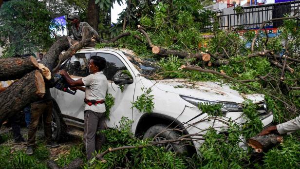 Schwere Unwetter forderten mindestens 111 Tote in Nordindien.