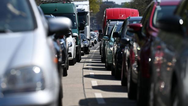 ++ THEMENBILD ++ VERKEHR / STAU / FAHRZEUGE / PKW / STADTVERKEHR / REISEVERKEHR / OSTERVERKEHR / SPRITVERBRAUCH / BENZINPREISE / VERKEHRSAUFKOMMEN