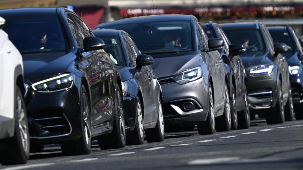 ++ THEMENBILD ++ VERKEHR / STAU / FAHRZEUGE / PKW / STADTVERKEHR / REISEVERKEHR / OSTERVERKEHR / SPRITVERBRAUCH / BENZINPREISE / VERKEHRSAUFKOMMEN