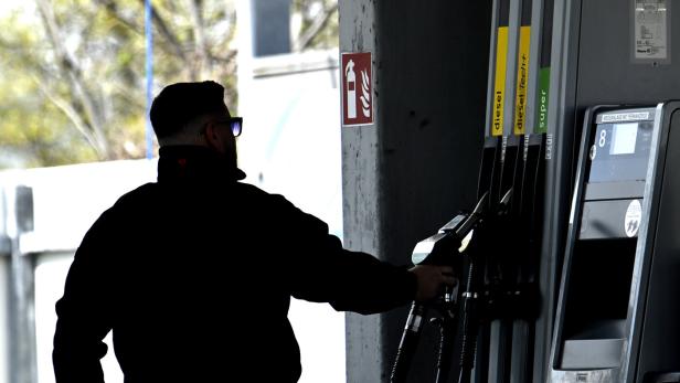 ++ THEMENBILD ++ BENZIN/DIESEL/ÖLPREISE/TANKEN/TEUERUNG/SPRITPREISBREMSE: TANKSTELLE