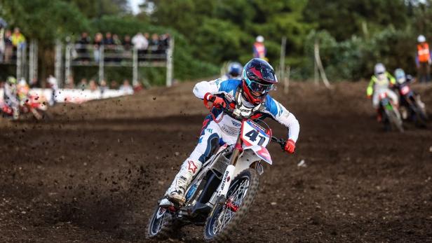 Motocross-Fahrer auf einem elektrischen Honda CR ELECTRIC PROTO, ohne künstliches Rütteln.