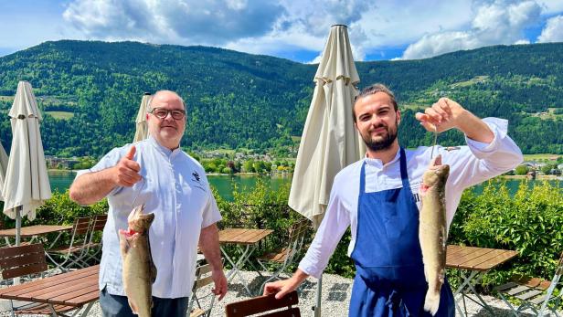 Gerhard (li.) und Florian Satran auf ihrer Seeterrasse mit zwei Saiblingen