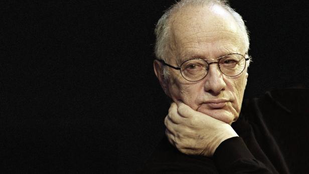 Regisseur Peter Zadek stützt sich nachdenklich auf sein Kinn.