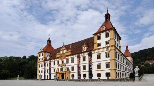 Das Schloss Eggenberg in Graz präsentiert sich mit seiner weißen Fassade und den roten Dächern.