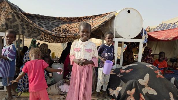 Die Kinder  im Al-Nahda-Camp amüsieren sich über die internationalen  Besucher. Über 16.000 Menschen finden hier Zuflucht, täglich kommen  20 bis 30 neue Familien an. 