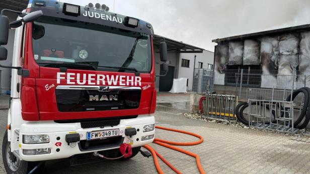 Feuerwehrfahrzeug vor ausgebrannter Lagerhalle in Tulln