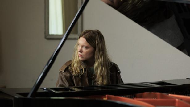 Léa Seydoux am Klavier in "Gentle Monster“.