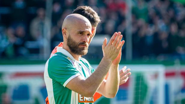 Applaus von und für die Fans: Lukas Grgic bei Rapid