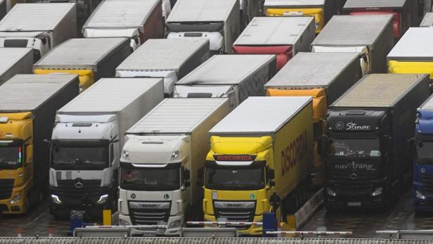Lkw an der Fähre von Dover