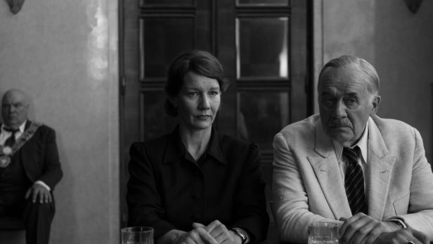 Sandra Hüller sitzt neben Hanns Zischler als Vater und Tochter Thomas und Erika Mann.