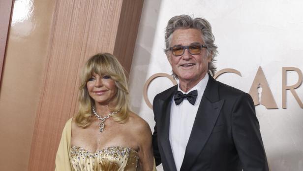 Goldie Hawn und Kurt Russell posieren in eleganter Kleidung