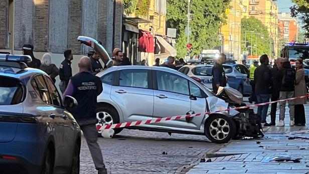 Ein silbernes Auto mit Frontschaden steht auf der Straße, abgesperrt von der Polizei.