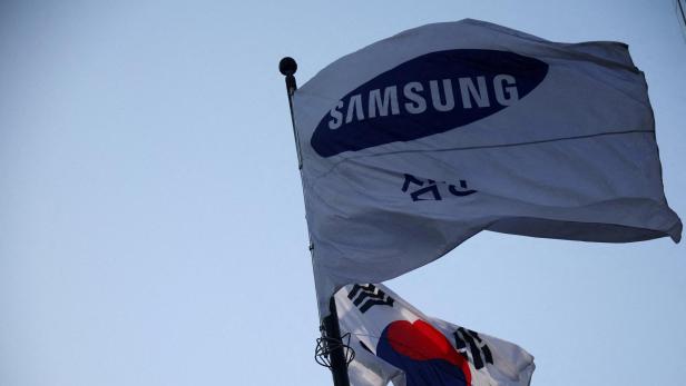 Zwei wehende Fahnen an einem Mast, oben mit Samsung-Logo, darunter die südkoreanische Nationalflagge.