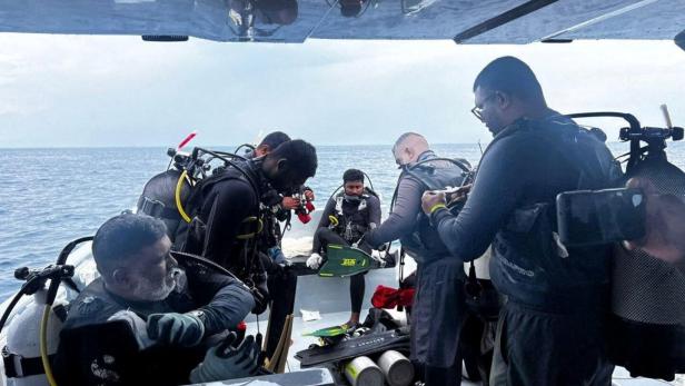 Members of MNDF prepare to take part in a search and recovery operation for four Italian scuba divers in the waters of Vaavu Atoll