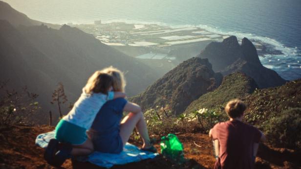 Birgit Minichmayr und zwei Kinder sitzen auf einem Berg in Teneriffa.