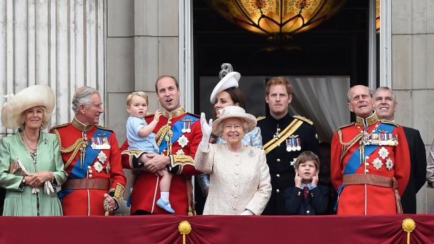 Die britische königliche Familie im Jahr 2015, darunter Königin Elisabeth, Prinz William mit Prinz George, und Prinz Harry, steht auf einem Balkon.