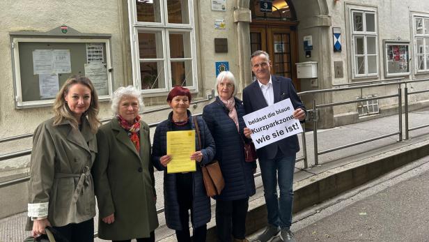 Fünf Personen vor einem Gebäude
