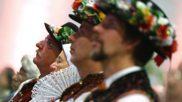 Zeitzeugen und Nachfahren beim Treffen der Sudetendeutschen in Augsburg 2018  in traditioneller Tracht. 