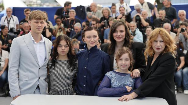 Ensemble und Regisseurin Sandra Wollner posieren in Cannes für ein Foto.