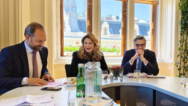 Markus Ornik (Neos), Barbara Novak (SPÖ), Finanzdirektor Christoph Maschek