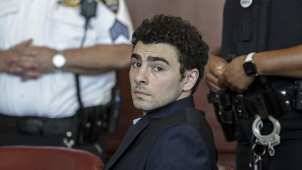 Luigi Mangione appears at the Manhattan Supreme Court