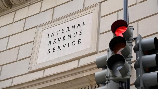 Ein Gebäude mit der Aufschrift „Internal Revenue Service“ und einer roten Ampel im Vordergrund.