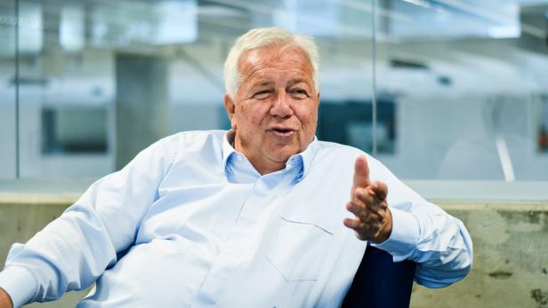 Ein älterer Mann mit weißem Haar, der Verleger Wolfgang Fellner, gestikuliert in einem hellblauen Hemd.