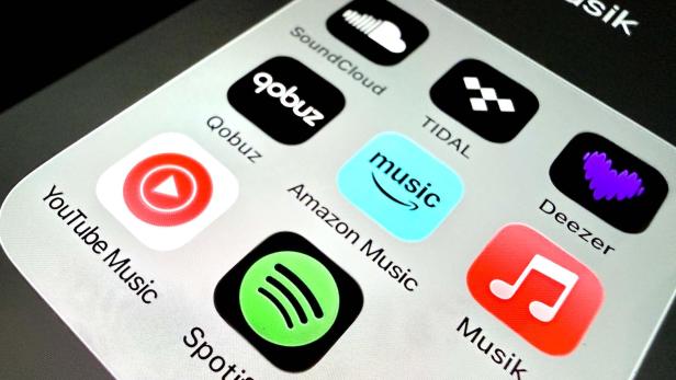 Mehrere Musik-Streaming-Apps wie Spotify, YouTube Music, Amazon Music und Deezer sind auf einem Smartphone-Display zu sehen.