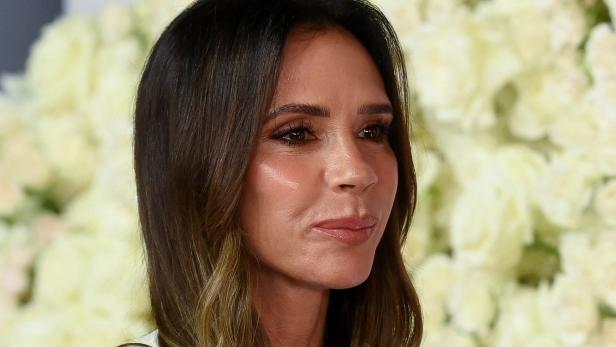 Victoria Beckham im Halbprofil mit schulterlangen, braunen Haaren