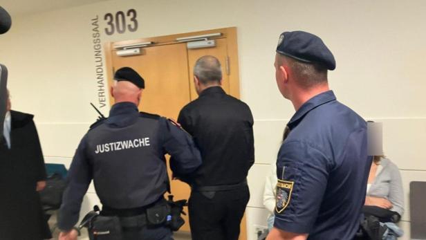 Prozess Ehrenmordversuch Angeklagter mit zwei Justizwachebeamten.
