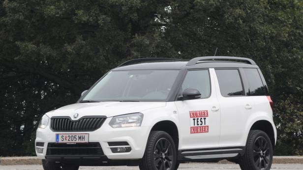 Ein weißer Škoda Yeti mit dem Aufdruck „Kurier Test“ steht vor einem Baum.