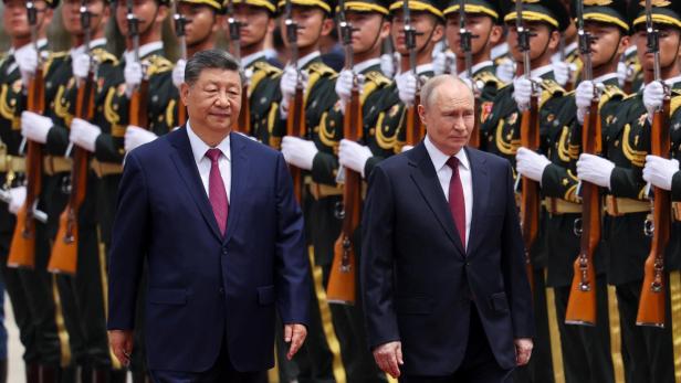 Xi Jinping und Wladimir Putin schreiten vor einer Ehrenformation.