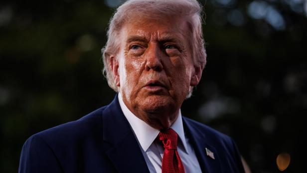 Donald Trump blickt nach oben.