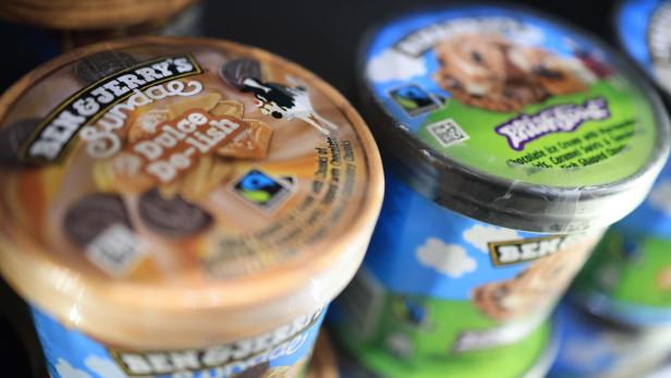 Nahaufnahme von Ben & Jerry's Eiscreme, darunter "Dulce De-lish" und "Brownie Batter".