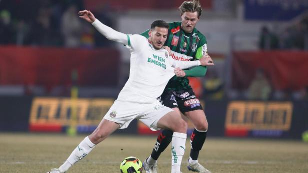 Ried-Spieler Oliver Steurer und Rapid-Spieler Ercan Kara im Zweikampf