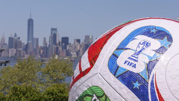 Übergroßer Fußball vor US-Skyline
