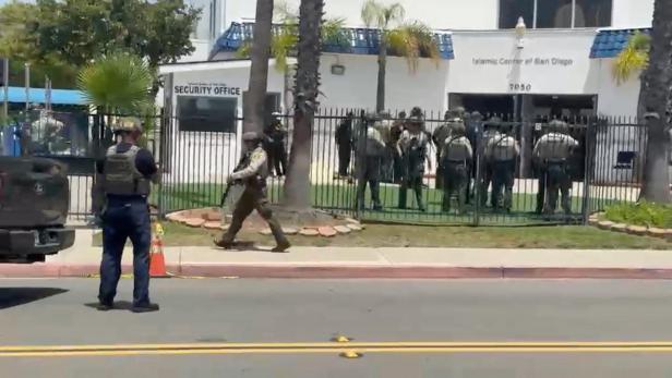 Vor dem Islamic Center of San Diego stehen bewaffnete Sicherheitskräfte.