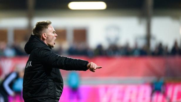 Patrick Enengl weist seine Spieler an