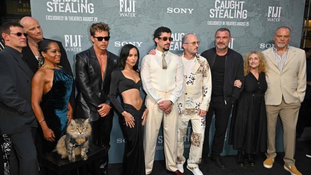 Eine Gruppe von Schauspieler posiert auf dem roten Teppich für "Caught Stealing".